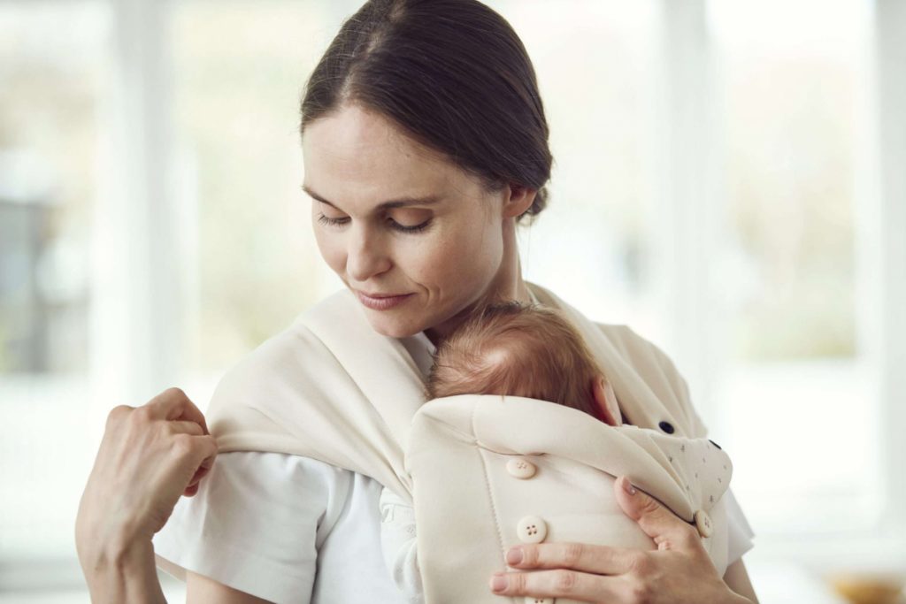 BeSafe-Baeresele-Newborn-Haven-Sand-Forest-mor-baerer-baby-ergonomisk