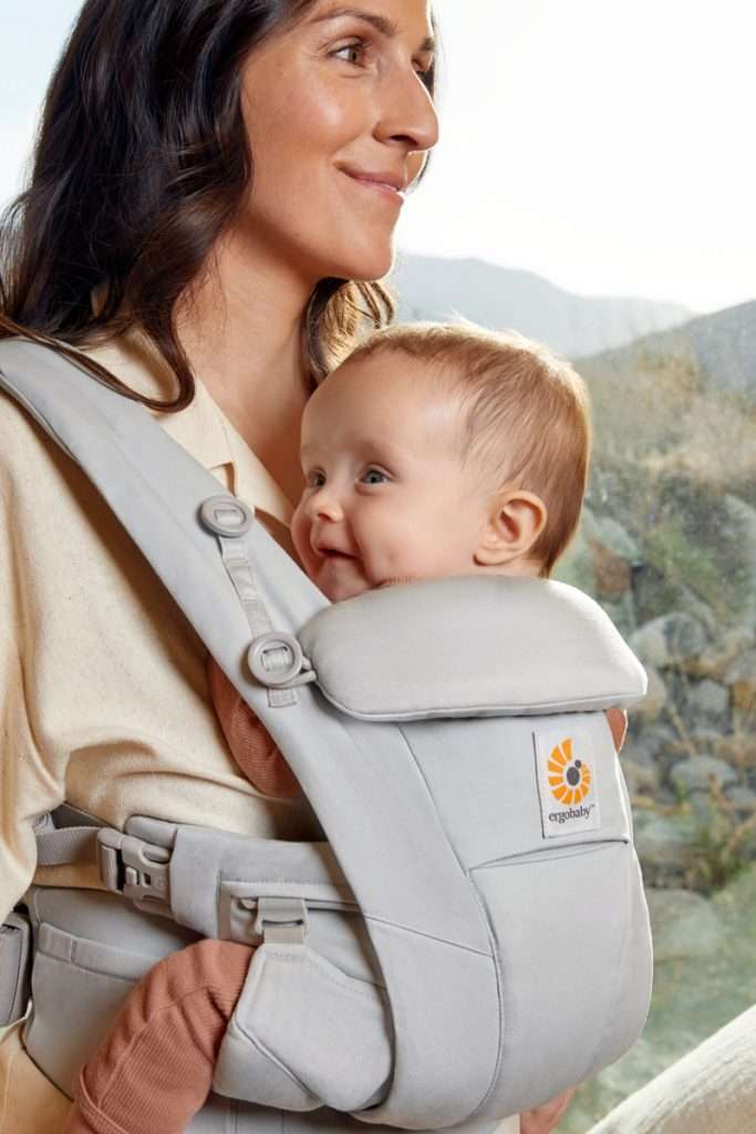 ErgoBaby-Omni-Dream-pearl-grey-mor-baeer-baby-front-carring