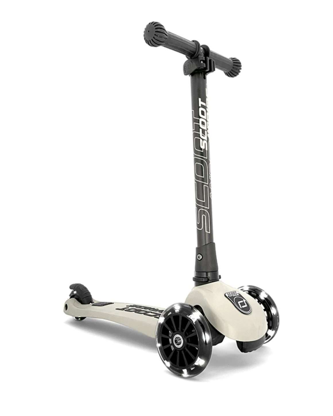 Hvit Scoot and Ride Higwaykick 3 LED. Sparkesykkel barn 3år+ med tre hjul. LED lys i alle hjul. To store fronthjul, et mindre bakhjul med brems.