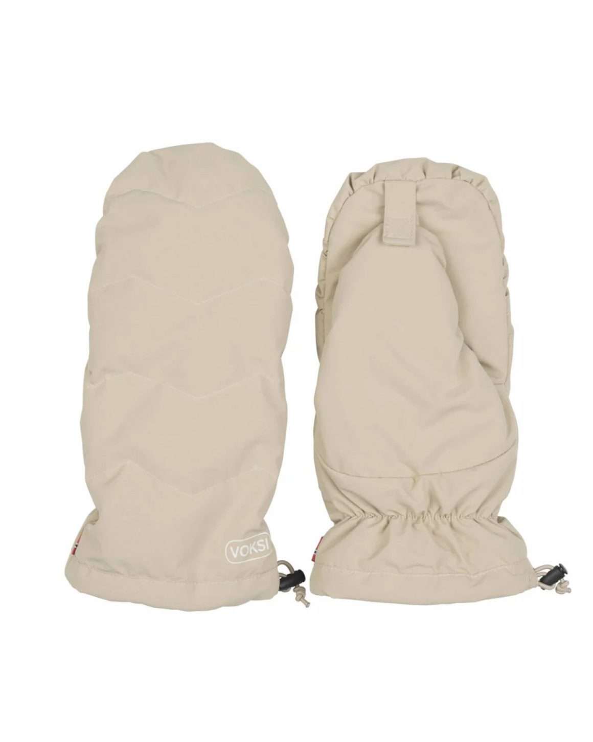 Voksi Hådmuffe til barnevogn i fargen Seashell Sand. Dette er beige, vanntette dunvotter med borrelåsfeste for å kunne feste rundt håndtak på barnevogn.