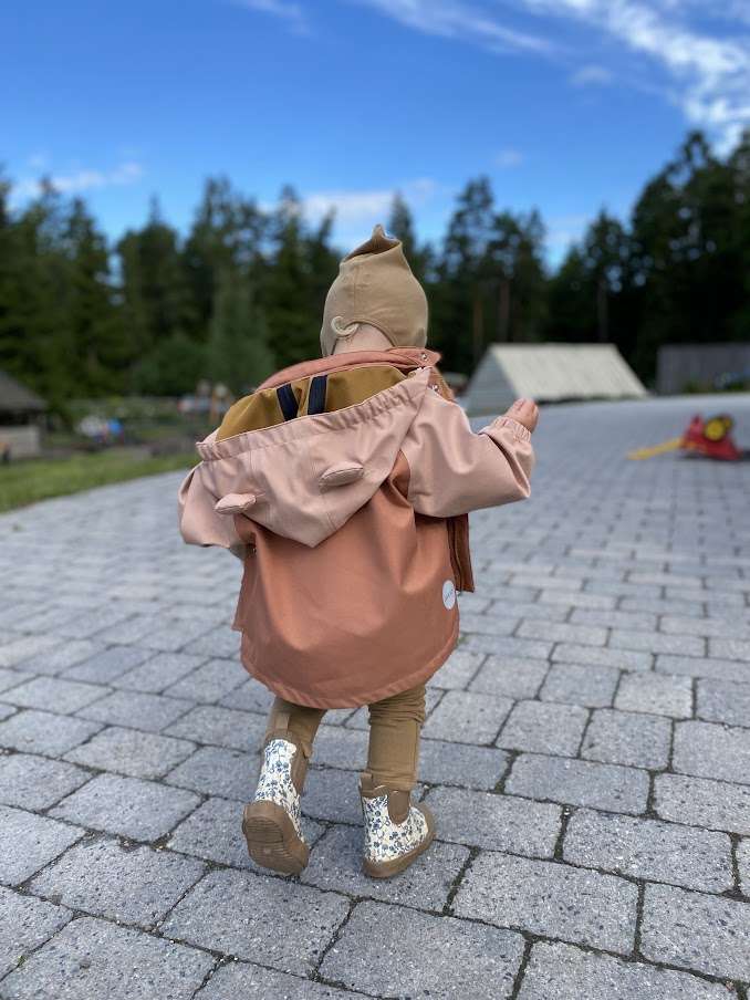 blog post mamma leverer vivi i barnehagen vivi har med seg yndlings kosekluten kosebamse merinoull sand hvid soveklut ha det bra mamma gummistøvler jakke softshell