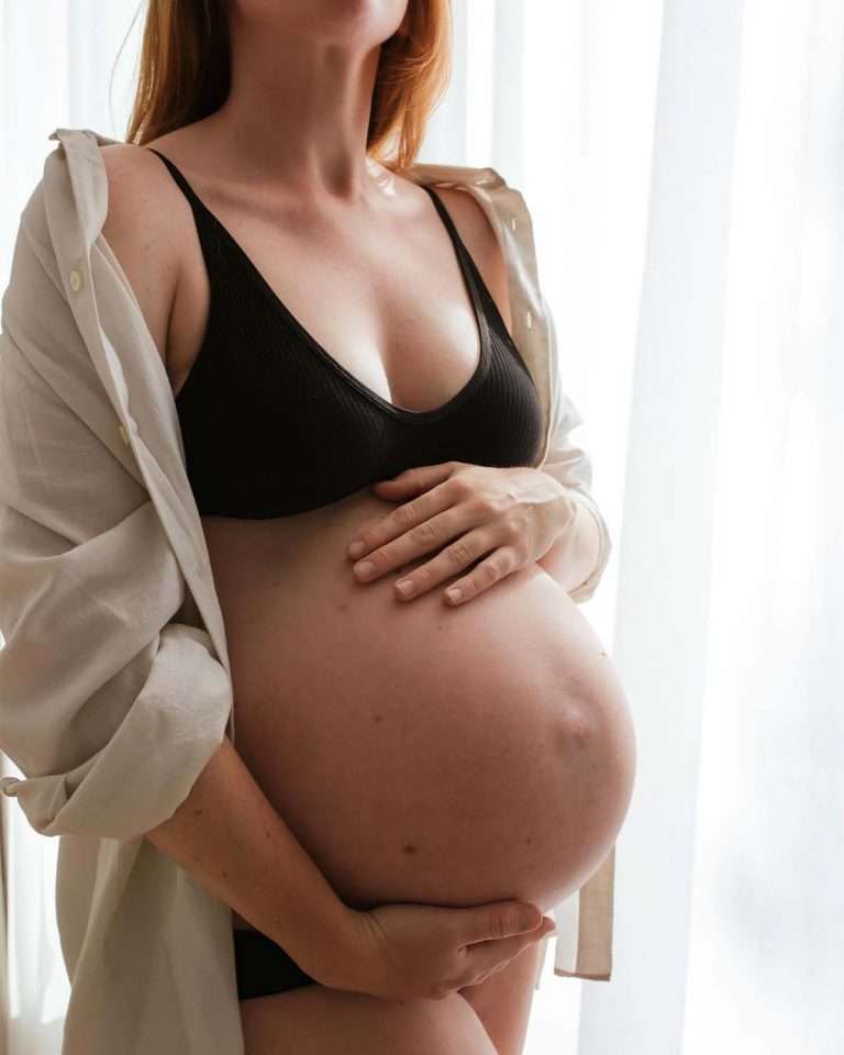 kvinne gravid gravidmage mamma baby i magen pakke fødebag høygravid
