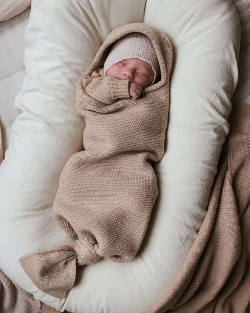 ulllue-svopepose-ullgenser-nyfodt-baby-sover-i-babynest-hvid-ubehandlet-merino-sand-somles
